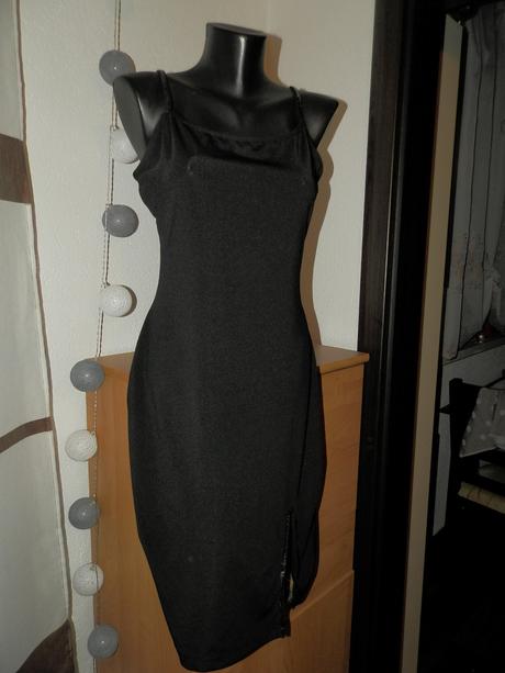 Šaty zdobené flitrami, l