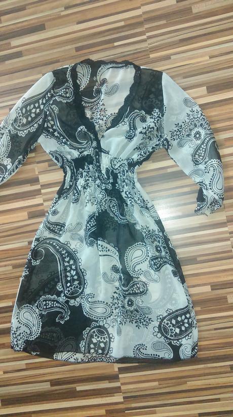 Jemná tunika alebo šaty, s