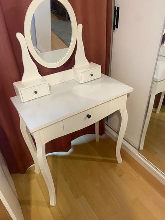 Kozmetický stolík, 