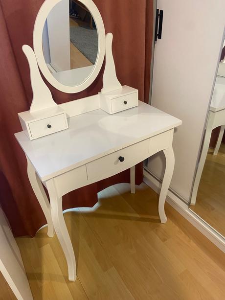 Kozmetický stolík, 