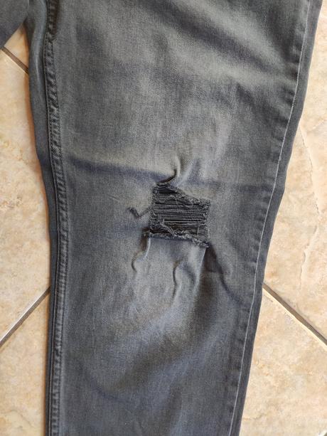 Tmavo-sivé džínsy, takko,40