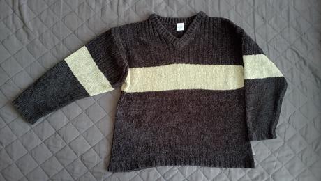 Tmavohnedý pulóver, 122