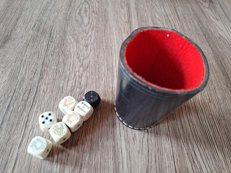 Kožený pohárik s kockami, 