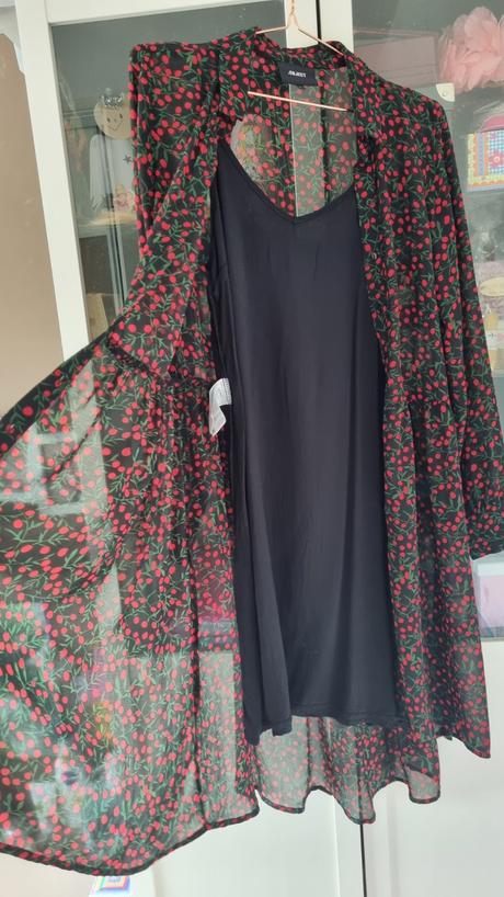 Šaty s motívom čerešní, 36