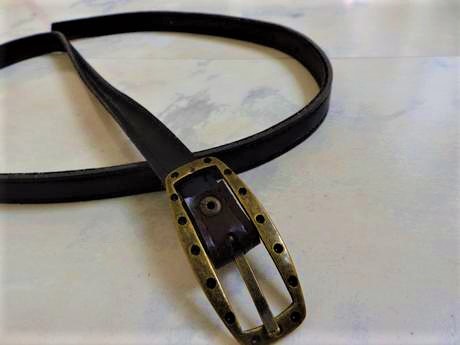 Tenký opasok s patinovanou sponou, 