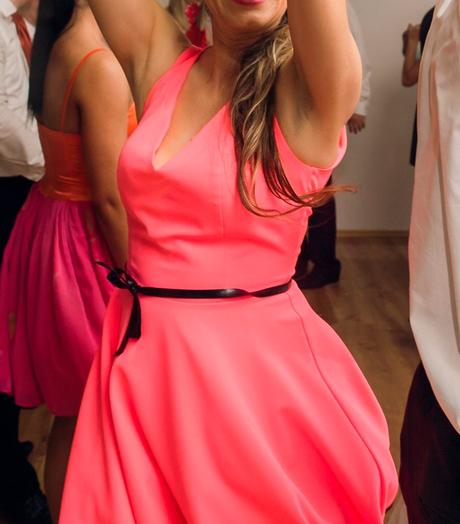 Neonovo lososovo-ružove šaty, m