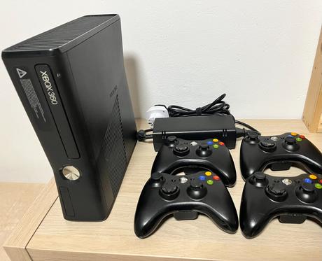 Xbox 360 + 4 originálne ovládače + kinect + 33hier, 