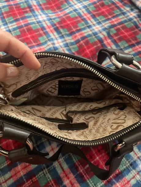 Versace versus kožená kabelka, versace