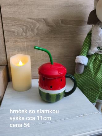 Hrnček so slamkou a vrchnákom, 