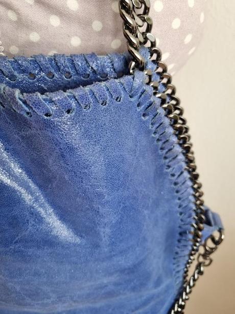 Modrá talianska kožená kabelka s retiazkou,