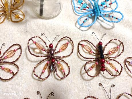 Korálikové aj látkové motýliky na štipcoch, 