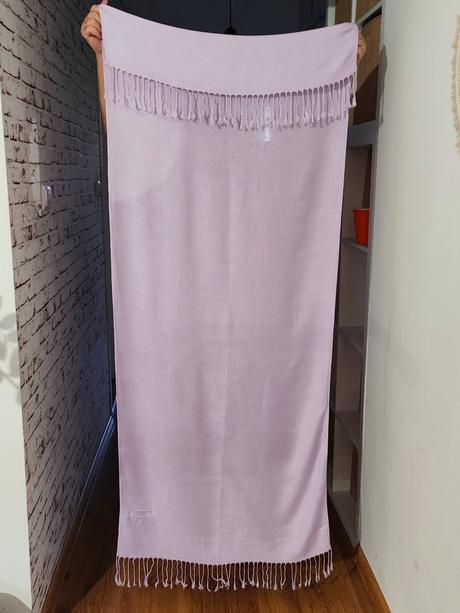 Lilavý šál pashmina, 