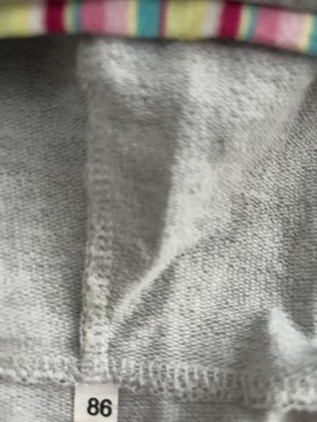 Sivá mikina s kapucnou, 86