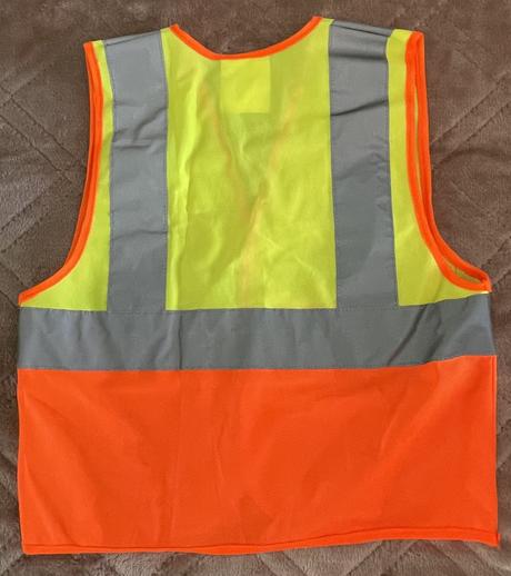 Reflexná bezpečnostná vesta a šiltovka.,
