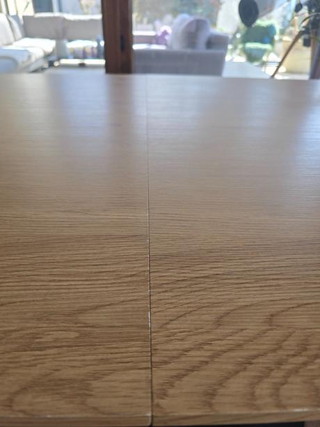 Rozkladací stôl + 5 sivých a 1 ružová stolička, 