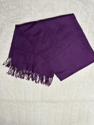 Fialový šál so strapcami,