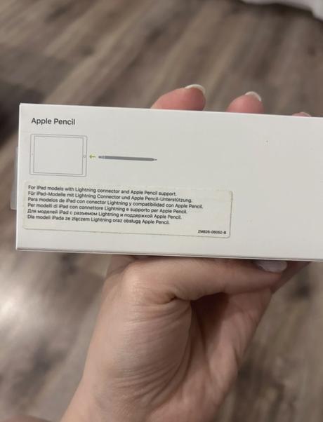 Apple pencil, apple
