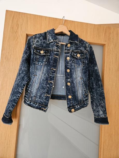 Džínsová bunda so zlatými cvokmi, s