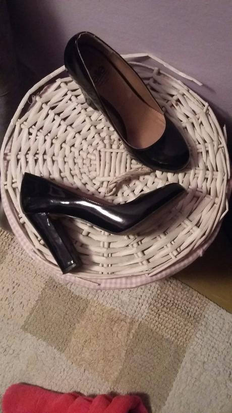 Lakovane lodicky, 38