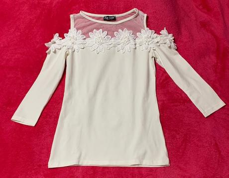 Top s aplikáciou kvetov s tylom a holými ramenami, m / s