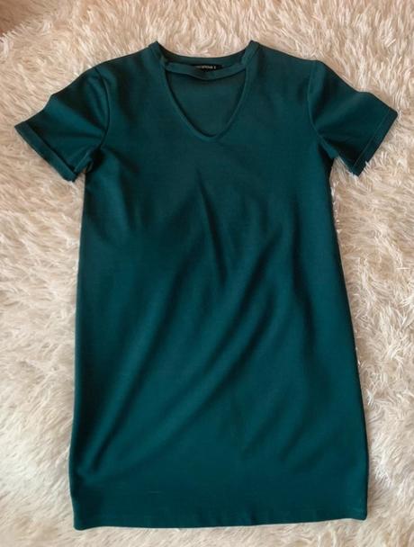 Tmavozelené šaty s aplikáciou okolo krku, s