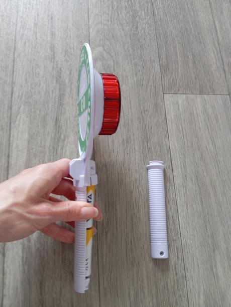 Terčík stop a go cez cestu svieti,