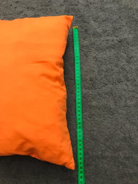 Oranžový dekoračný vankúš,
