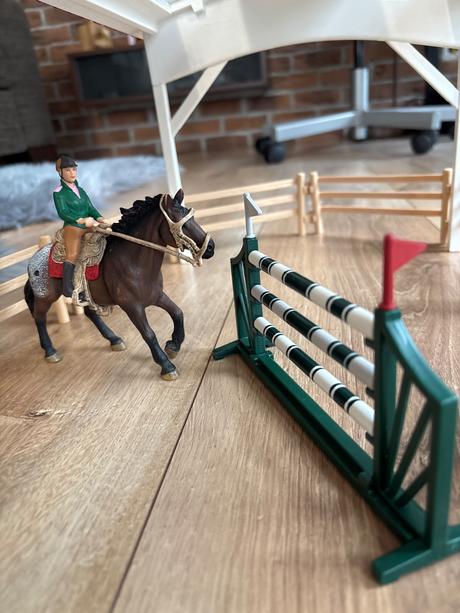 Schleich jazdecká skola s prekážkami a koňmi,