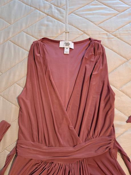 Priliehavé šaty, m