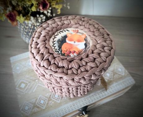 Háčkovaný košík s vekom,