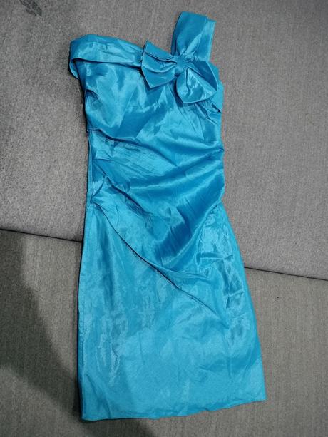 Modré šaty, 36