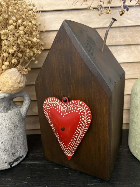 Drevený dekoračný domček a drevené okienko, 