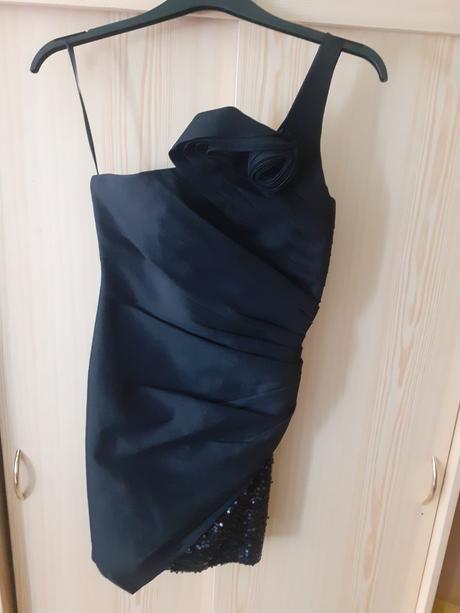 Cierne kratke spolocenske saty, s