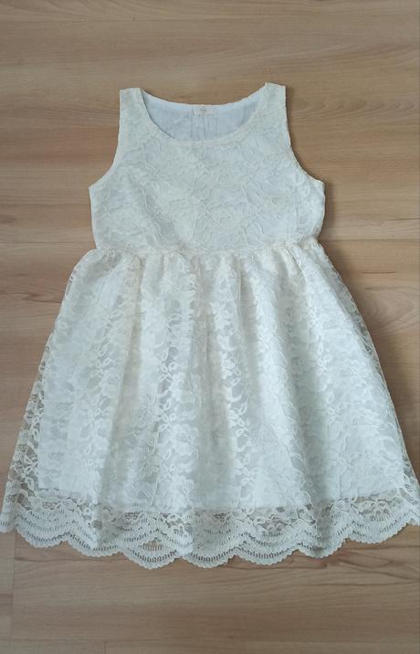 Krémové šaty, 146