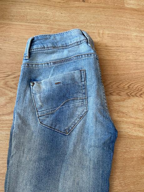 Bledé rifle s potrhaným efektom, pull&bear,36