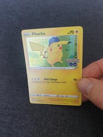 Lesklá zberateĺská pokemon karta pikachu v čiapke, 