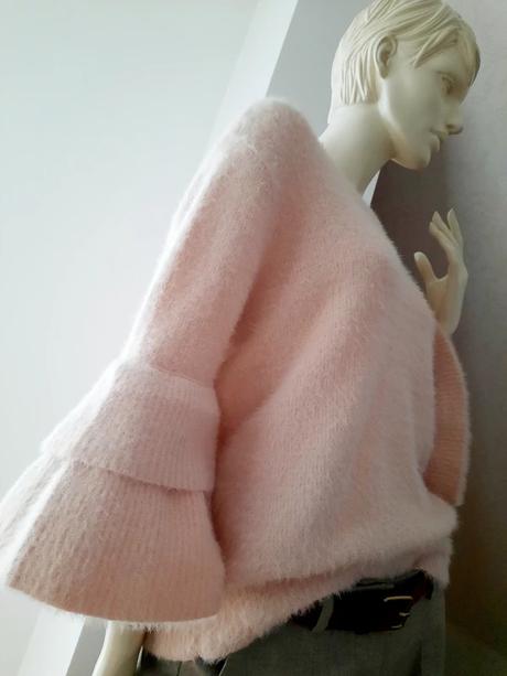 Svetrík s volánmi, m