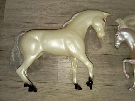 Bábika, dieťa a dva kone, 