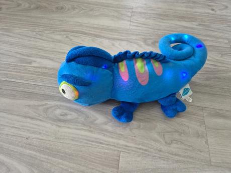 Svietiaci a hrajúci chameleón,