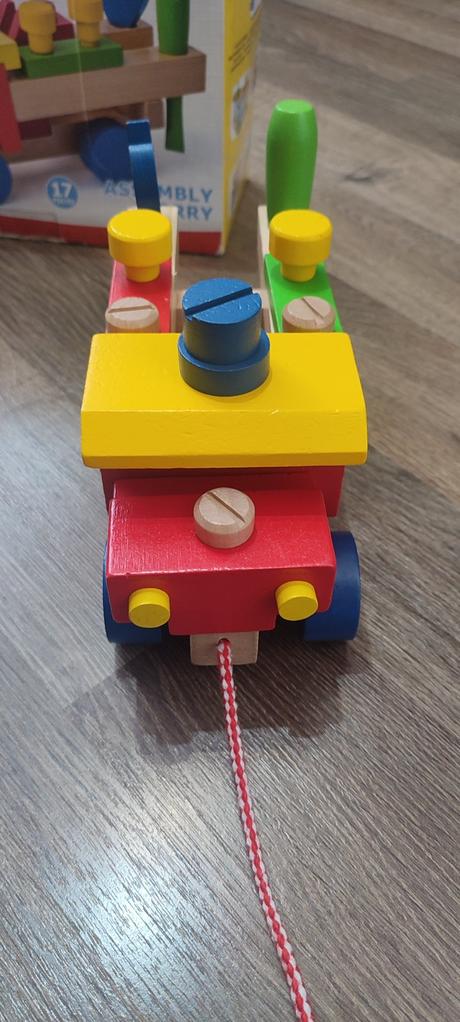 Drevené montážne auto woody a malý pracovný ponk,