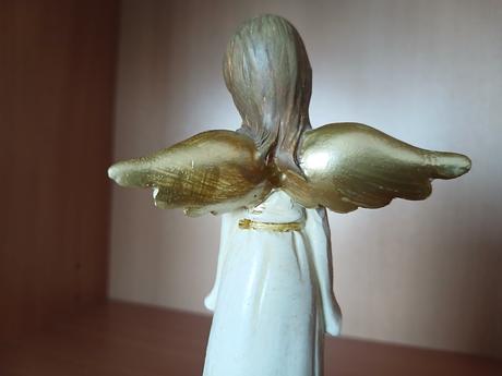 Anjelka so srdiečkom v náručí 18,5 cm,