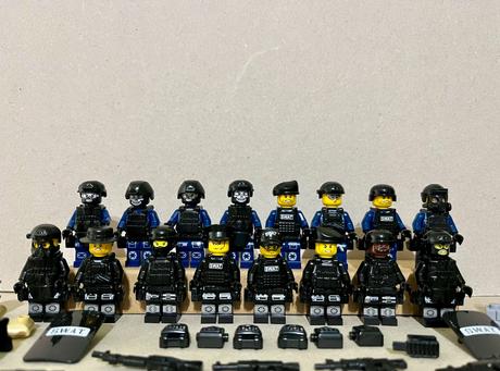 Rôzne figúrky s.w.a.t - (16ks), 