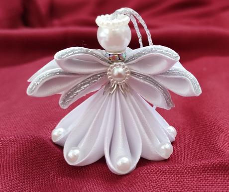 Saténový anjel - symbol sviatočnej krásy, 