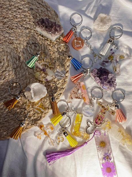 Ručne vyrobené živicové kľúčenky, 