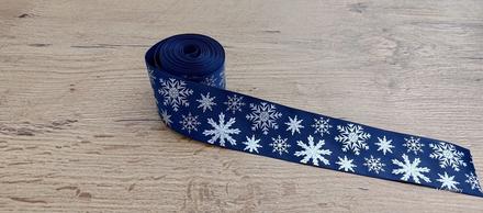 Ozdobná stuha 38 mm - vločky strieborné na tmavo, 