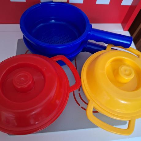 Drevená kuchynka s príslušenstvom a zásterou, 