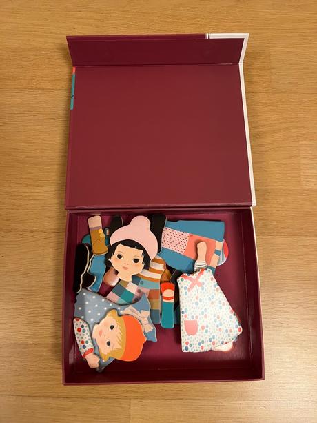 Drevené magnetky - obliekanie bábik zn.djeco,