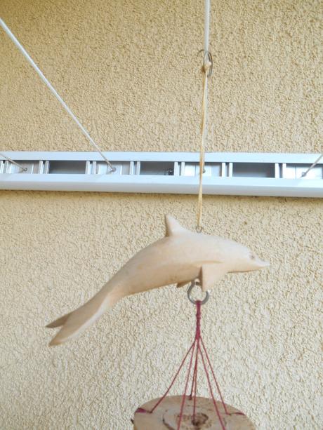 Zvonkohra s delfínmi,