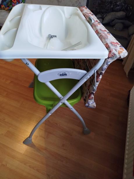 Skladací prebaľovaci pult s vanickou,