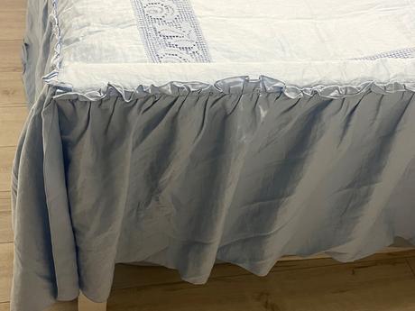 Nádherný "baby blue" prehoz s všívanou háčkovanou,